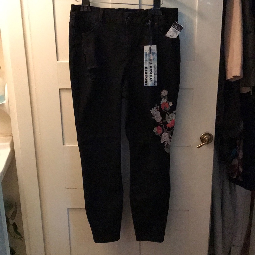 Rue 21 Black Embroidered Blk jeans Sz9/10curvy NWT